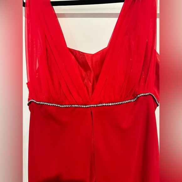 Elegant Red Evening Gown - Picture 2 of 6